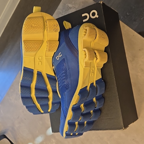 On Running Women's Shoes (Women Sz 8) - Picture 2 of 4